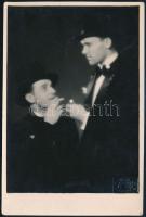 cca 1930 Adjak tüzet? - műtermi fotó, hidegpecséttel jelzett, Ströminger műterméből, 16×11 cm