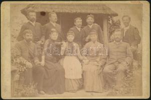 cca 1900 Társasági csoportképe, keményhátú fotó, 11x16 cm