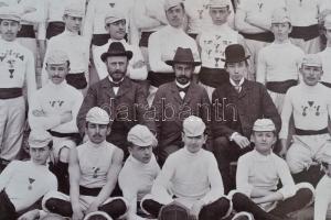 cca 1900 Hódmezővásárhely, Bethlen Gábor Református Gimnázium vívóinak csoportképe, fotó kartonon, p...