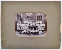 cca 1900 Hódmezővásárhely, Bethlen Gábor Református Gimnázium vívóinak csoportképe, fotó kartonon, p...