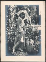 cca 1930 Hölgy egész alakos portréja, divatfotó, 24×18 cm
