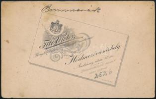 cca 1900 Család keményhátú fotója, Till Victor hódmezővásárhelyi műterméből, 10x15 cm