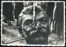 1956 Budapest, a Sztálin-szobor feje, fotó, 6,5×9,5 cm