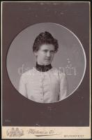 1901 Hölgy keményhátú fotója, Mertens és Társa budapesti műterméből, 16x10,5 cm
