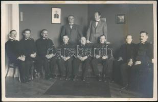 1940 Egyenruhás férfiak csoportképe, hátoldalán névsor, 9x13,5 cm