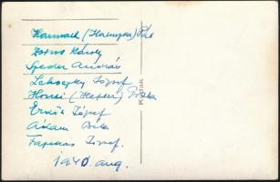1940 Egyenruhás férfiak csoportképe, hátoldalán névsor, 9x13,5 cm