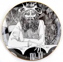 Hollóházi Szász Endre által tervezett mintával díszített porcelán tál, aranyozott, jelzett, kis kopásnyomokkal, d: 24,5 cm