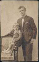 cca 1920 Gyermek teniszütővel, műtermi fotó, 13,5x8,5 cm
