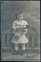 1915 Kislány műtermi fotója, képeslap hátoldallal, 13,5x9 cm