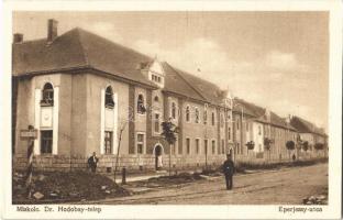 Miskolc, Dr. Hodobay telep, Eperjessy utca, Vásártér felé tábla, rendőr. Grünwald Ignác kiadása. Fotó fényképészeti műterem felvétele