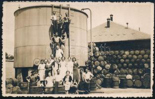 cca 1920 Gyári munkások fotója a gyár udvarán, képeslap hátoldalú fotó, 8,5x13,5 cm