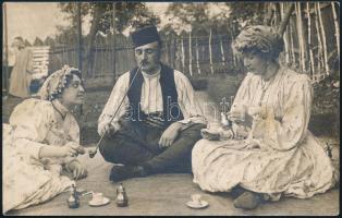 cca 1910 Pipázó és kávézó társaság, folklór, képeslap hátoldalú fotó, 9x14 cm