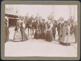 cca 1900 Hölgyek és lovas férfiak csoportképe, fotó kartonra ragasztva, 9x12 cm