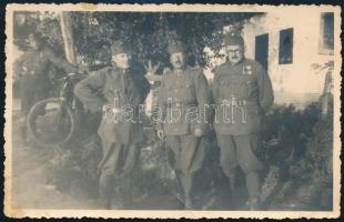 cca 1940-1948 3 db katonai témájú okmány + magyar katonák csoportképe, 9x13 cm
