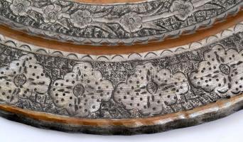 cca 1979 Iráni poncolt fém dísztányér, d: 39 cm