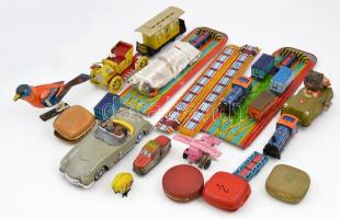 Régi kulcsos lemezjátékok (autó, repülő, madár, stb.) + 4 db működő utazóóra, használt diplomatatáskában, 28×41×10 cm
