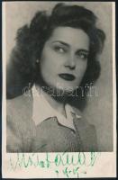 1946 Karády Katalin (1910-1990) színésznő aláírása az őt ábrázoló fotólapon, dátumozva, 1946. május 3.,13x9 cm