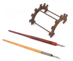 Fém ceruzatartó + 2 db tollszár, 10×11 cm, h: 22,5 cm