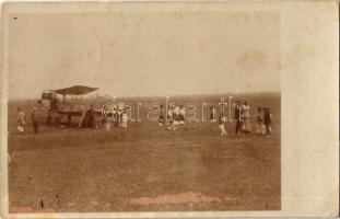 1919 Egy kényszerleszállást végrehajtó repülőgép javítása Kosdon, a helyiek nagy számban megjelentek bámészkodni / Repair of an aeroplane after emergency landing, locals staring at the aircraft. photo (fl)