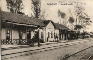 1915 Székelyhíd, Sacueni; Vasútállomás, vasutasok. Brünner Adolf kiadása / Bahnhof / railway station, railwaymen