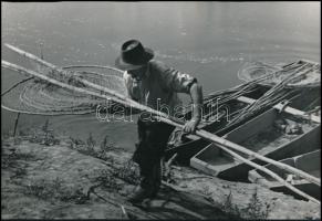 1961 Szöllősy Kálmán (1887-1976): Tiszai halász, feliratozott fotóművészeti alkotás, pecséttel jelzett, 21×30 cm