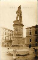 Első világháborús katonai fotó az olasz frontról, szobor a téren / WWI K.u.K. (Austro-Hungarian) military from the Italian front, soldiers, statue on the square. photo