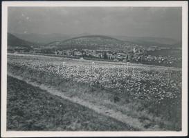 1937 Szokolya, Kinszki Imre (1901-1945) budapesti fotóművész hagyatékából, jelzés nélküli vintage fotó, a szerző által feliratozva, 6,4x8,7 cm