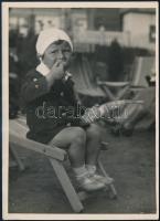 cca 1931 Kinszki Imre (1901-1945) budapesti fotóművész feliratozott, vintage fotója (Kinszki Gáborka 2 és fél éves), 18x13 cm