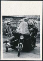 cca 1990 Kleb Attila és Vásárhelyi Dániel fotóművészek által aláírt újévi köszöntő kártya, ráragasztva egy vintage fotó oldalkocsis motorkerékpárról, 10x9 cm, karton 20x14 cm