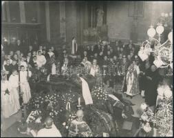 1939 Zirc, Werner apát temetése, vintage fotó feliratozva, felületén törésnyomok, 17x21 cm