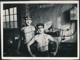 cca 1958 A Honvéd Folyami Flottilla két harcra kész matróza a gépműhelyben, vintage fotó, 6,2x8,5 cm