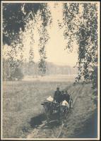 cca 1937 Thöresz Dezső (1902-1963) békéscsabai gyógyszerész és fotóművész hagyatékából, jelzés nélküli  vintage fotó (Hazafelé), 17x12 cm