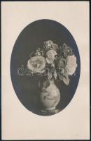 cca 1935 Thöresz Dezső (1902-1963) békéscsabai gyógyszerész és fotóművész hagyatékából, jelzés nélküli  vintage fotó (Virágos csendélet), 14x9 cm