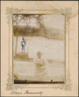 cca 1910 Kozmovszky aláírással vintage fotó, vélhetően egy várandós anyukáról, aki mögé berajzoltak egy gólyát, csőrében babával, 12x9 cm, karton 16,5x13,5 cm