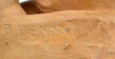 B. Benda jelzéssel: Térdelő akt. Kerámia. 20 cm