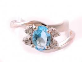 Ezüst(Ag) kék köves gyűrű, jelzett, elszíneződéssel, méret: 53, bruttó: 3,1 g