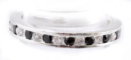 Ezüst(Ag) fekete és fehér kövekkel díszített gyűrű, jelzett, méret: 57, bruttó: 4,2 g