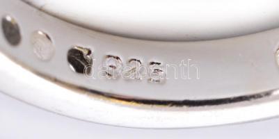 Ezüst(Ag) fekete és fehér kövekkel díszített gyűrű, jelzett, méret: 57, bruttó: 4,2 g