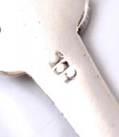 Ezüst(Ag) érmemintás díszkanál, jelzett, h: 10,2 cm, nettó: 6,9 g