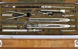 Régi körzőkészlet és logarléc