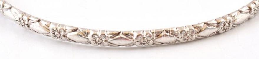 Ezüst(Ag) virágmintás karperec, jelzett, d: 5,6 cm, nettó: 4,7 g