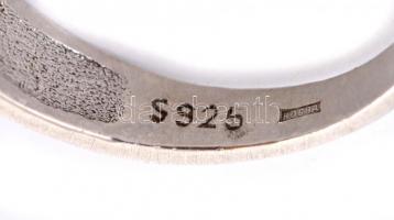 Ezüst(Ag) kövekkel díszített gyűrű, jelzett, méret: 55, bruttó: 3,7 g