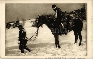 A huszár átengedi lovát a sebesült kozáknak. Az Érdekes Újság kiadása / WWI Austro-Hungarian K.u.K. military, hussar passes his horse to an injured Cossack soldier