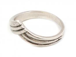 Ezüst(Ag) V formájú gyűrű, jelzett, méret: 55, nettó: 3 g