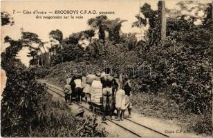 Cote dIvoire, Krooboys C.F.A.O. poussant des wagonnets sur la voie / pushing wagon on the track (small tear)