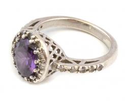 Ezüst(Ag) gyűrű, lila kővel, jelzett, méret: 59, bruttó: 6,5 g