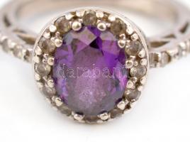 Ezüst(Ag) gyűrű, lila kővel, jelzett, méret: 59, bruttó: 6,5 g