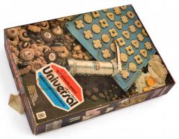 Universal csehszlovák süteménykinyomó gép, eredeti dobozában, ismertetővel, használt