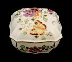 Zsolnay pillangómintás porcelán bonbonier, kézzel festett, jelzett, egészen apró kopásnyomokkal, 10x10x6 cm