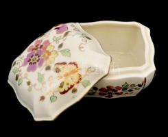 Zsolnay pillangómintás porcelán bonbonier, kézzel festett, jelzett, egészen apró kopásnyomokkal, 10x...